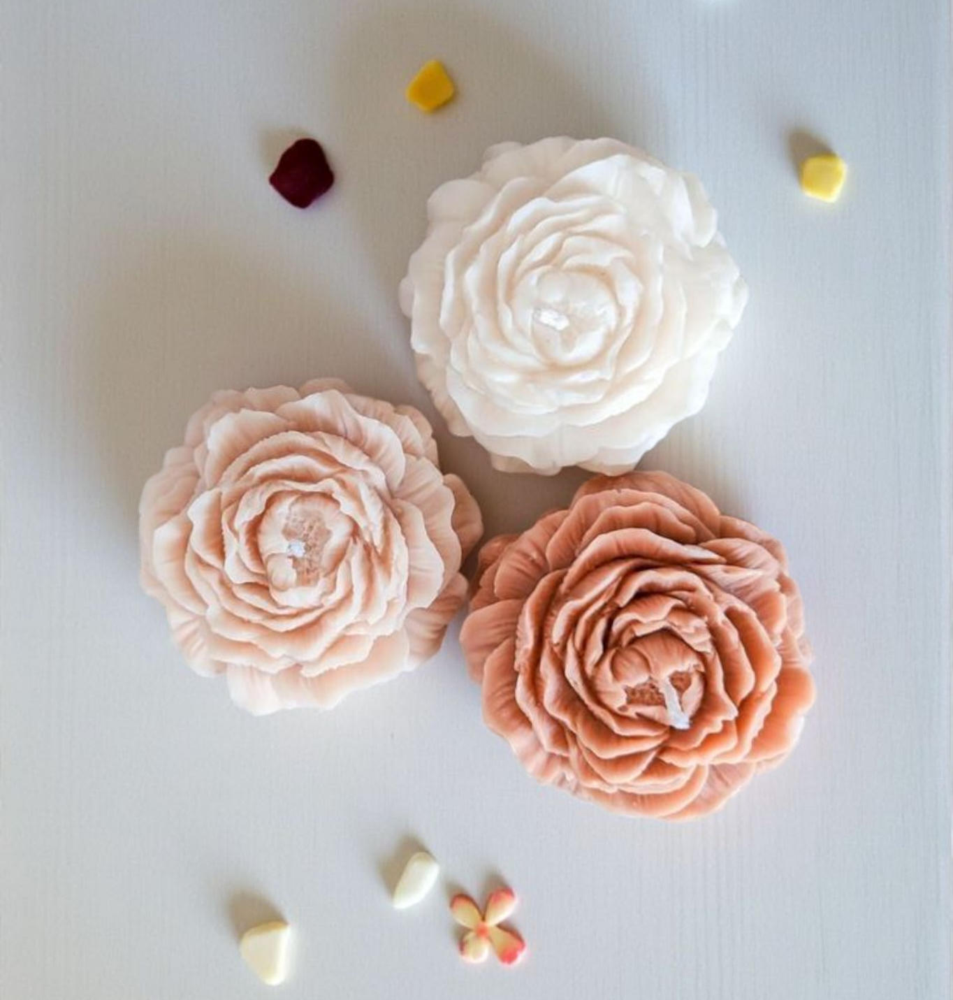 "White peony flower candle hand-poured from stearin and paraffin blend, Aventuriini"