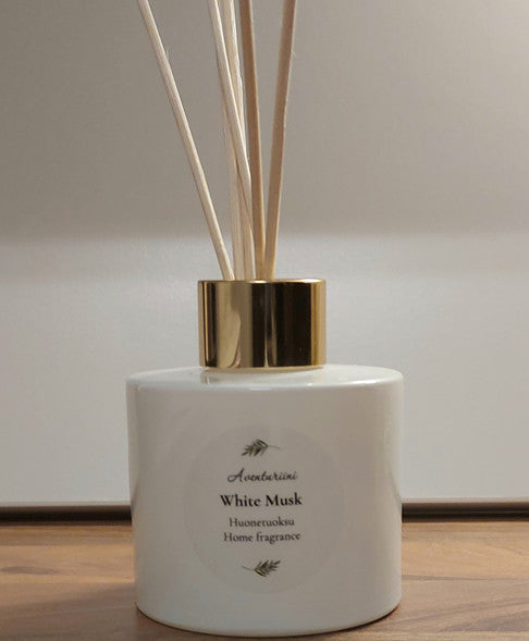 Room Fragrance & Hydrangea Candle in Gift Box White Musk